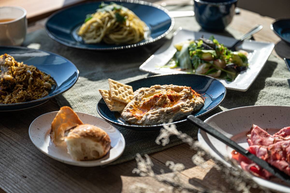 Miyama "cadre" coupe plate, white variegated glaze