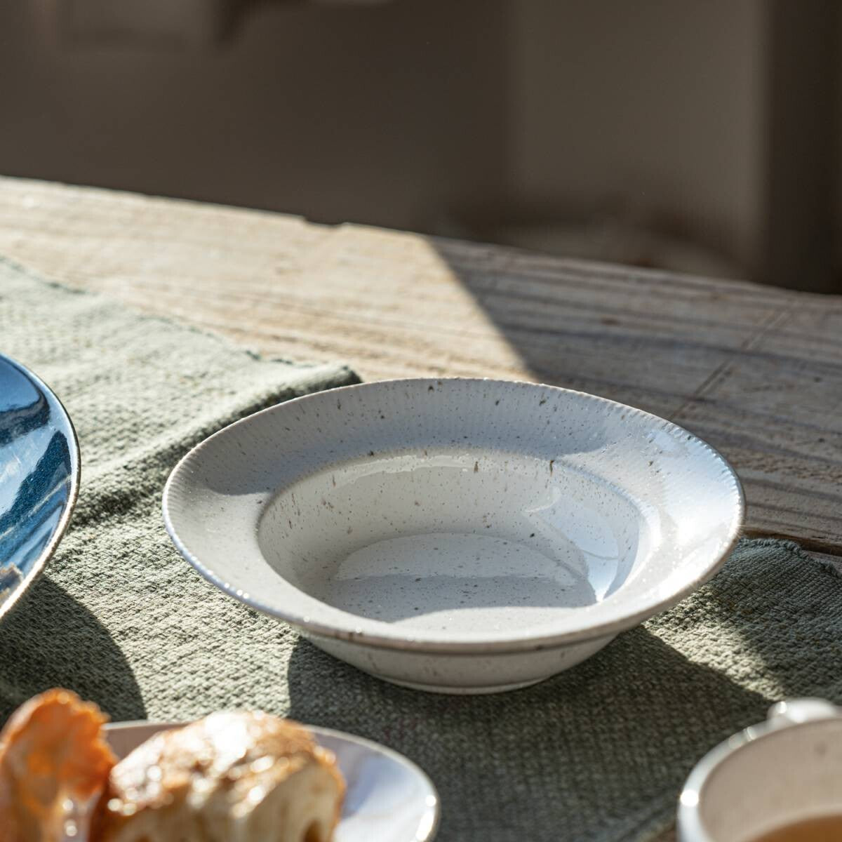 Miyama "cadre" coupe plate, white variegated glaze