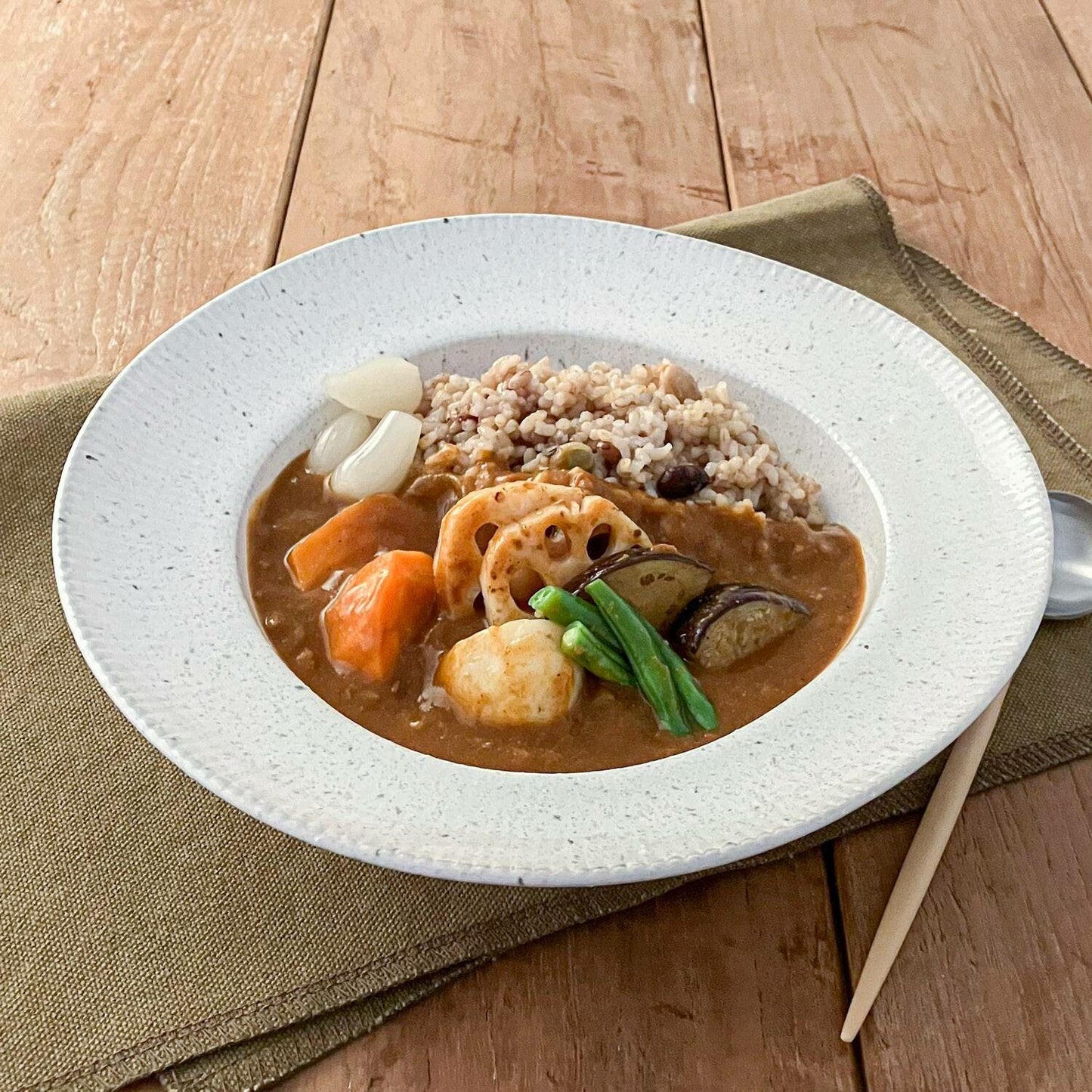 Miyama "cadre" coupe plate, white variegated glaze