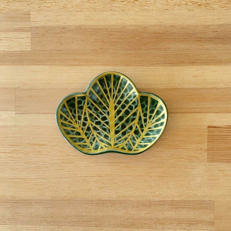 Arita ware gold pine leaf plate - Kouraku Kiln 幸楽窯