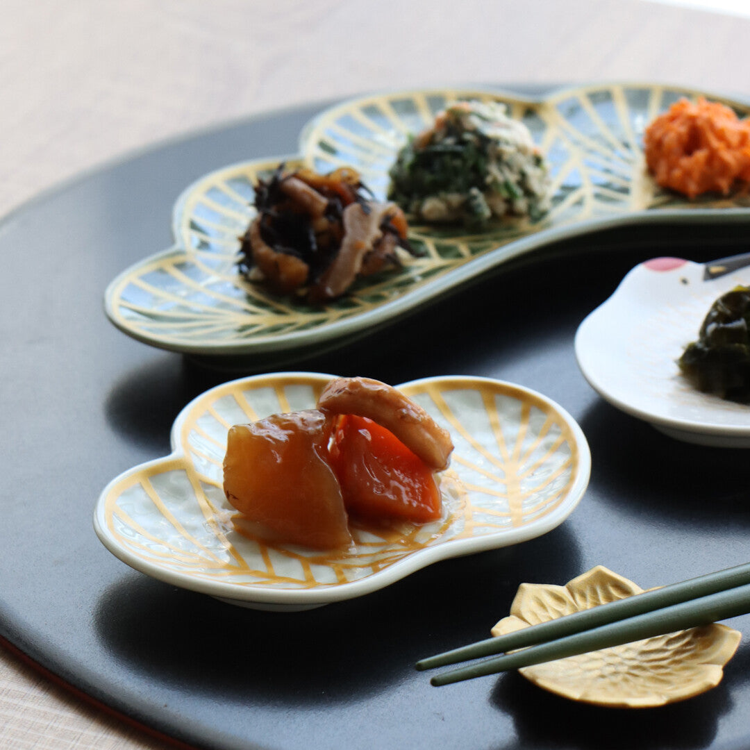 Arita ware gold pine leaf plate - Kouraku Kiln 幸楽窯