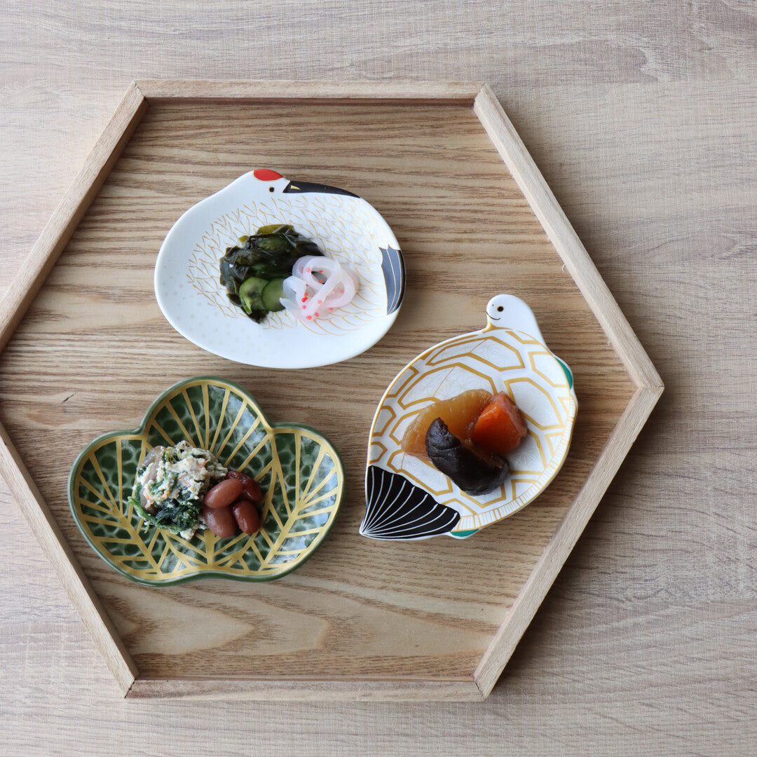 Arita ware gold pine leaf plate - Kouraku Kiln 幸楽窯