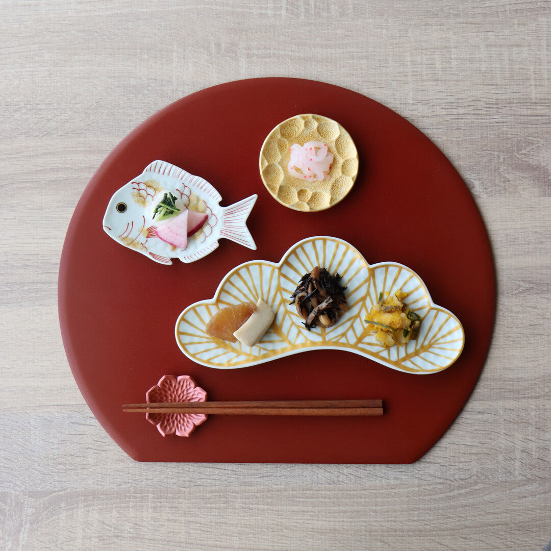 Arita ware gold pine leaf plate - Kouraku Kiln 幸楽窯