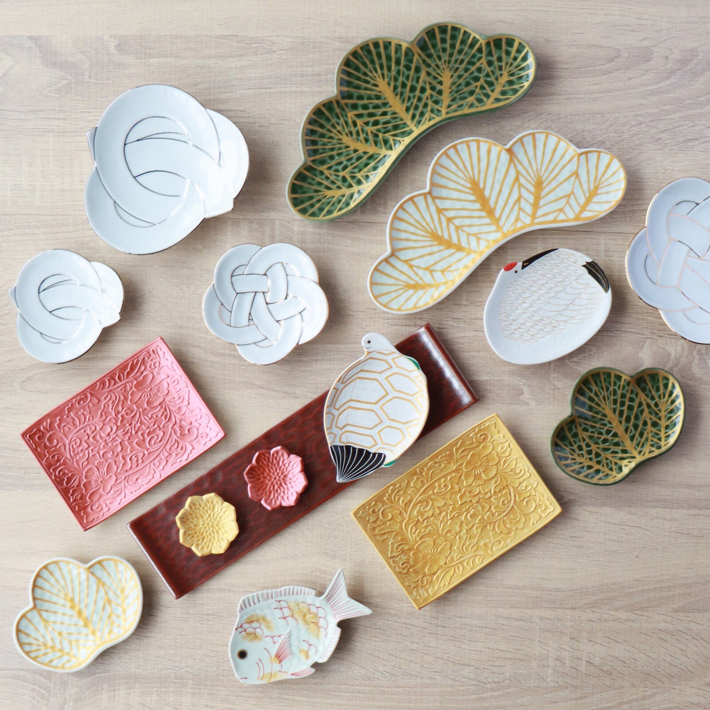 Arita ware gold pine leaf plate - Kouraku Kiln 幸楽窯