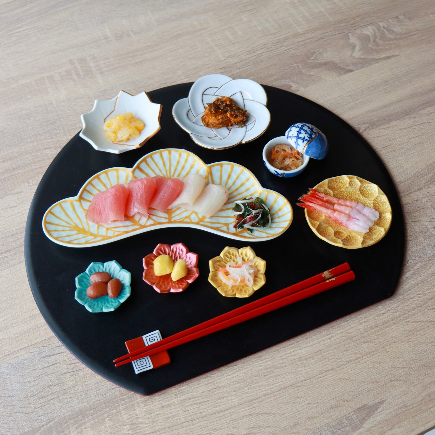 Arita ware gold pine leaf plate - Kouraku Kiln 幸楽窯