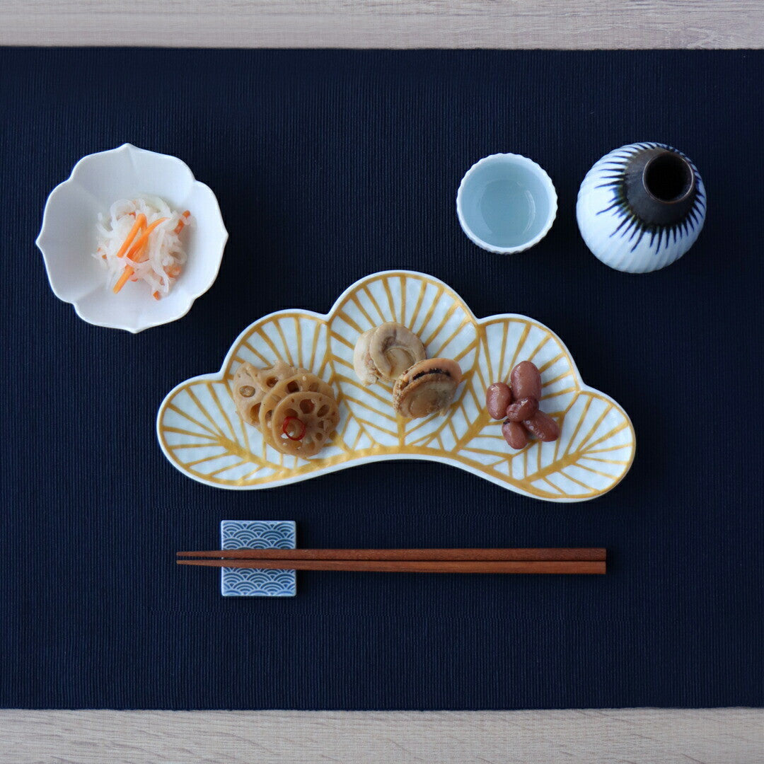 Arita ware gold pine leaf plate - Kouraku Kiln 幸楽窯