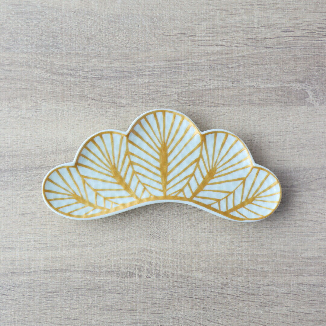 Arita ware gold pine leaf plate - Kouraku Kiln 幸楽窯