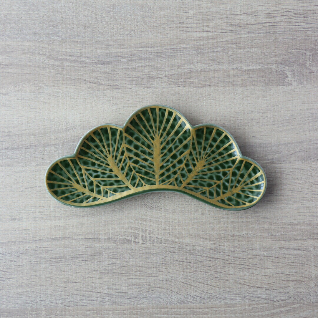 Arita ware gold pine leaf plate - Kouraku Kiln 幸楽窯