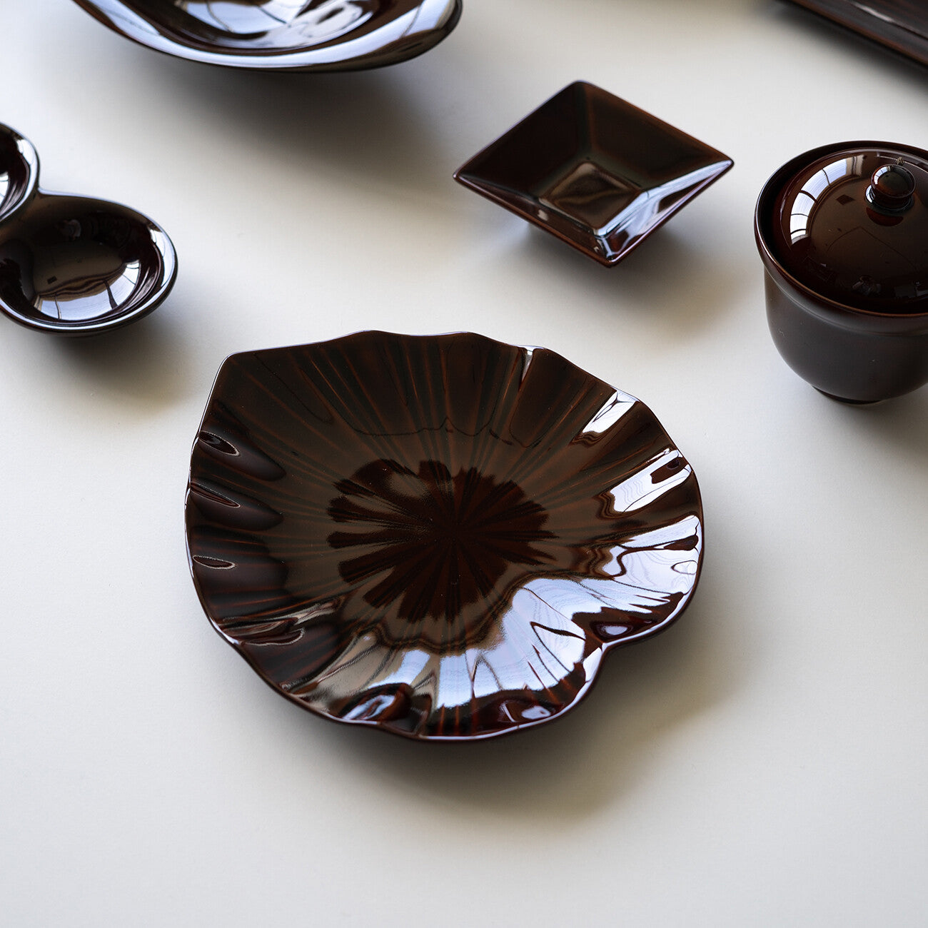 NIKKO Glossy Brown Leaf Plate