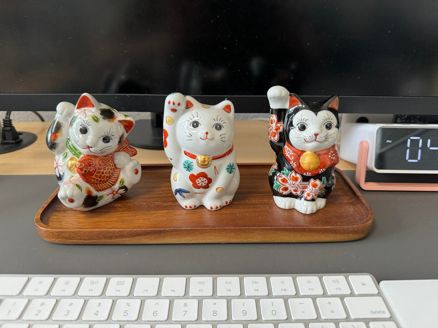 Kutani Ware Lucky Cat - Maneki Neko (Sho Chiku Bai pattern)