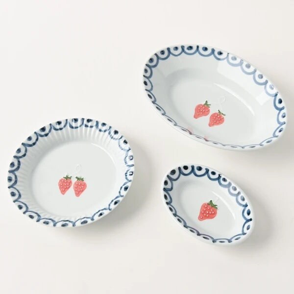 Arita Ware Strawberry Plate by TOKUSHICHI KILN 徳永製陶所 徳七窯