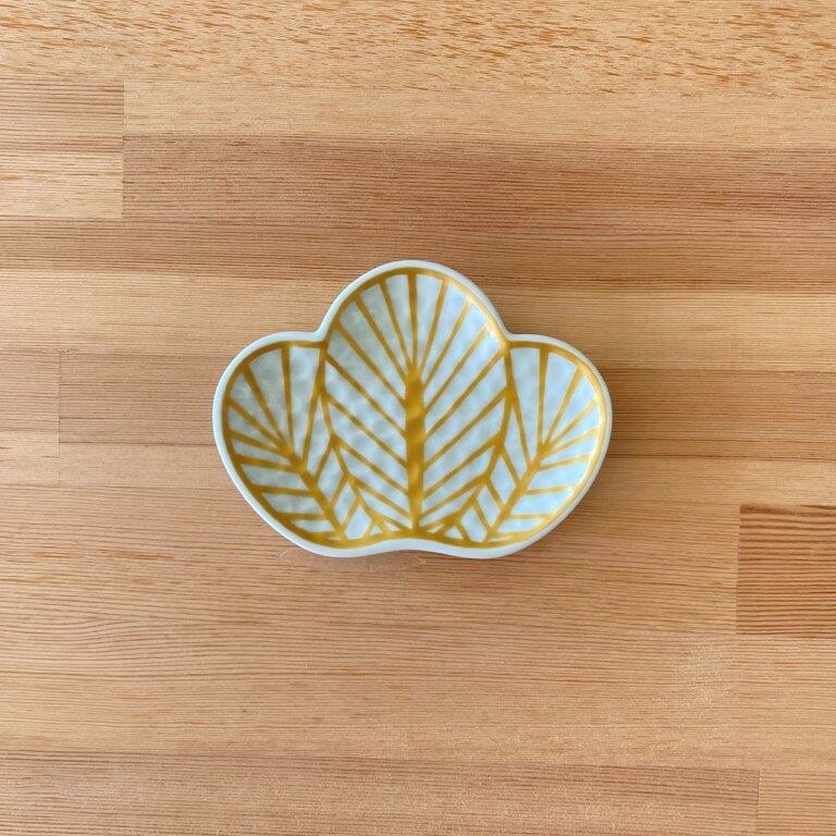 Arita ware gold pine leaf plate - Kouraku Kiln 幸楽窯