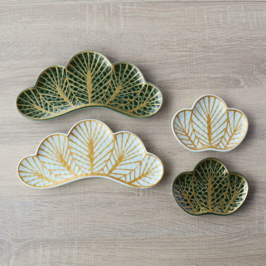 Arita ware gold pine leaf plate - Kouraku Kiln 幸楽窯